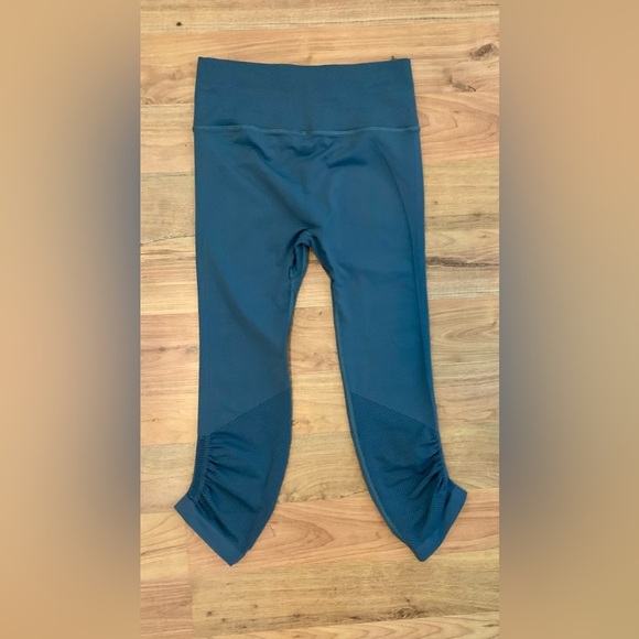 Dark gray Lululemon leggings with cinched leg, size 4 - Picture 2 of 10